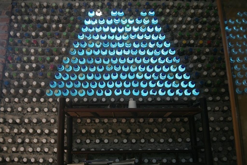 Женщина построила дом из 8800 пластиковых бутылок: фото