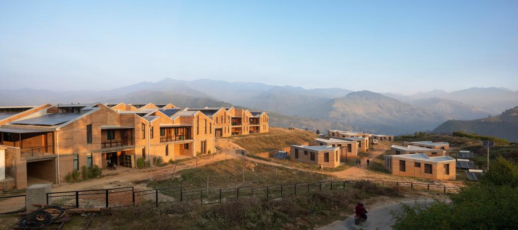 Из грязи - в медицинское учреждение: в Непале построили больницу из утрамбованной земли
