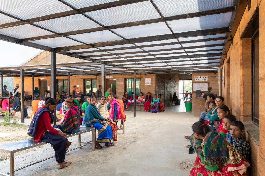 Из грязи - в медицинское учреждение: в Непале построили больницу из утрамбованной земли