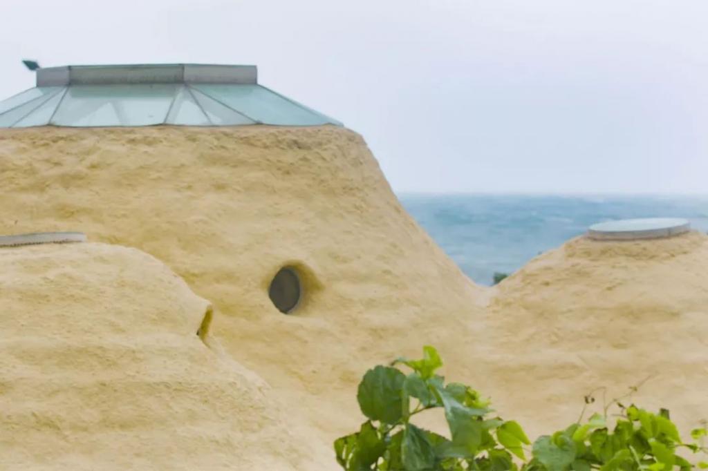 Тайванец построил из земли 2 необычных дома у моря —как строения выглядят внутри