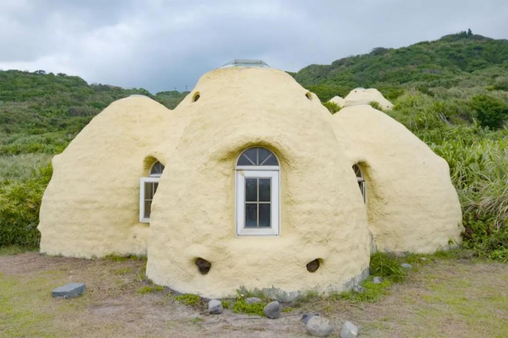 Тайванец построил из земли 2 необычных дома у моря —как строения выглядят внутри
