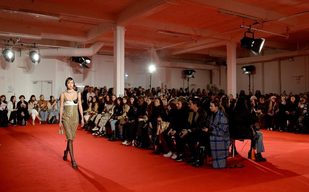 Новое в индустрии моды: Вирусный хит London Fashion Week открывается и проходит без подиумов