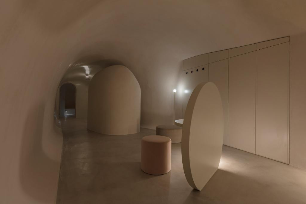 Пещера, в которой захочется жить многим. В Греции дизайнеры создают дома из пещер: как они выглядят внутри