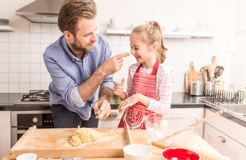 Приготовление еды вместе с детьми – не только кулинарный процесс: комментарии психологов