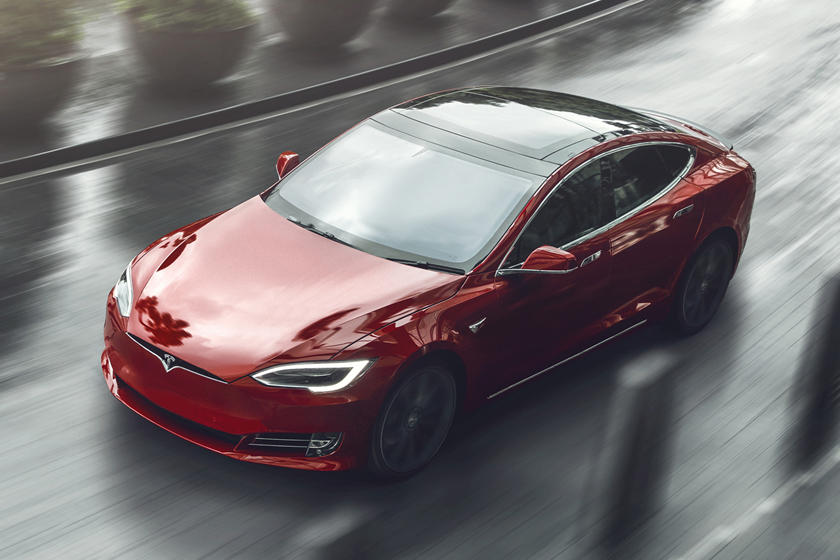 Дальность пробега – более 400 миль: компания Tesla официально стала первым автопроизводителем, кто предложил такой электромобиль