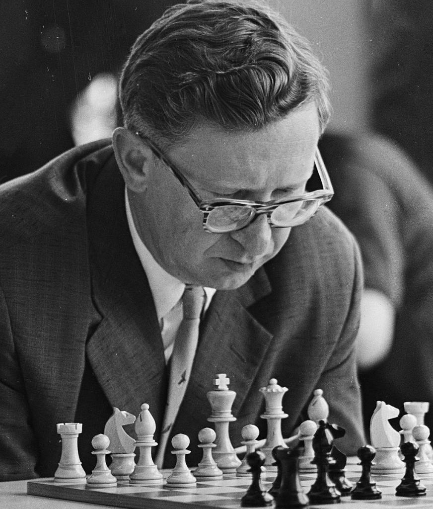 На чемпионате СССР по шахматам гроссмейстер Смыслов хотел признать свое поражение. Но тут в игру вмешалась его жена