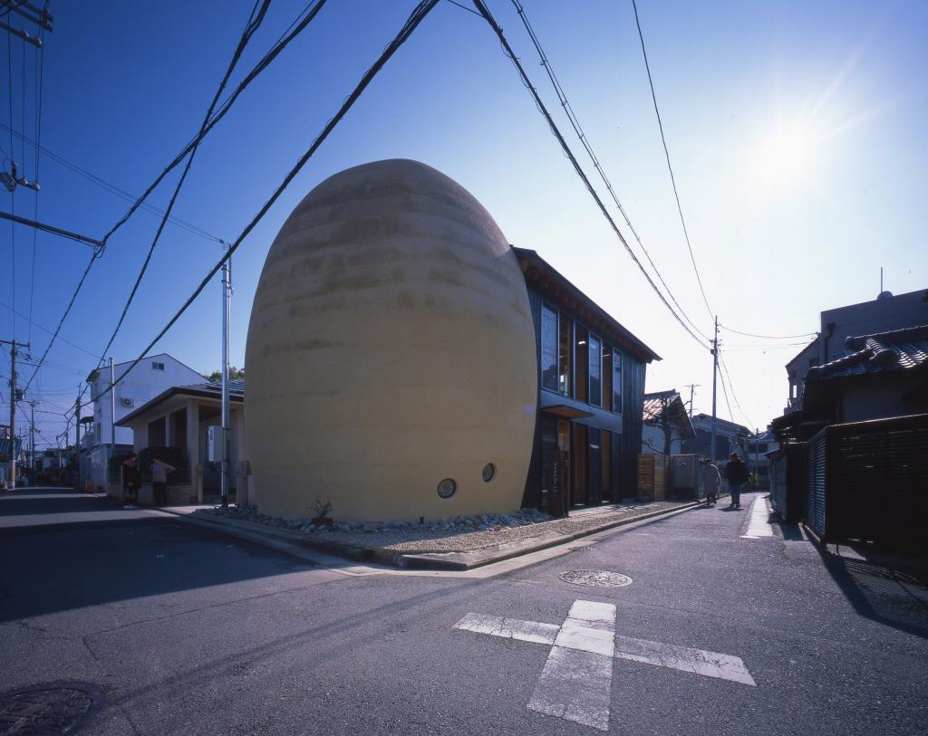 Архитектурная студия возвела символическую "гробницу" в японском жилом квартале: пристройка определенно разнообразит невзрачный район