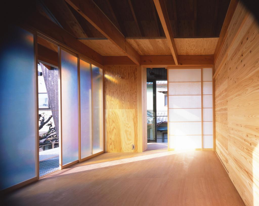 Архитектурная студия возвела символическую "гробницу" в японском жилом квартале: пристройка определенно разнообразит невзрачный район