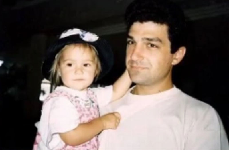 Дочь Веры Глаголевой, Анастасия Шубская, обнародовала семейное фото, показав себя маленькую на руках у отца