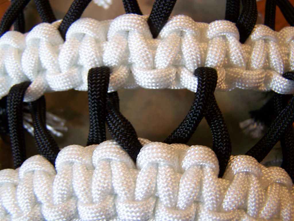 Самодельные плетеные босоножки, которые легко сделать на основе подошвы от старых: инструкция