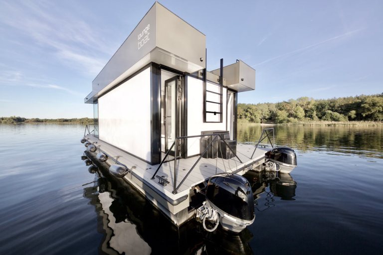 Супруги-архитекторы создали небольшой домик, на котором можно путешествовать по воде (фото)