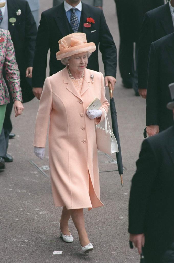 Ипподром в Аскоте славится еще и “парадом” эксцентричных шляп: лучшие образы королевы Елизаветы с данного мероприятия в фотографиях