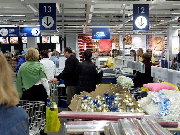 Есть и пить в выставочных зонах не рекомендуется: работники Ikea рассказали о том, что нельзя делать посетителям в магазинах сети