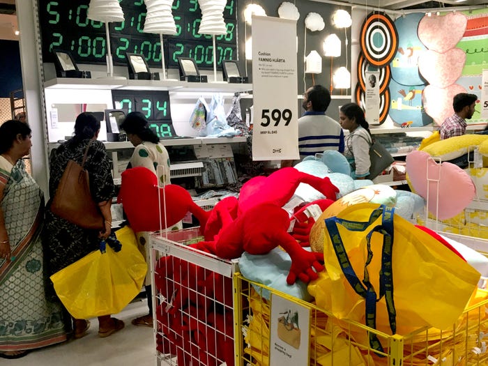 Есть и пить в выставочных зонах не рекомендуется: работники Ikea рассказали о том, что нельзя делать посетителям в магазинах сети