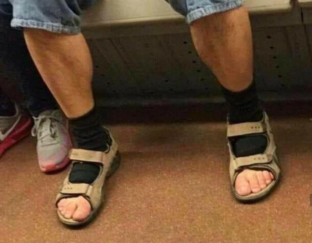 Мужчина надел носки под сандалии, а чтобы не было так заметно, сделал в них дырки. Оказывается, он модный и мы зря смеялись