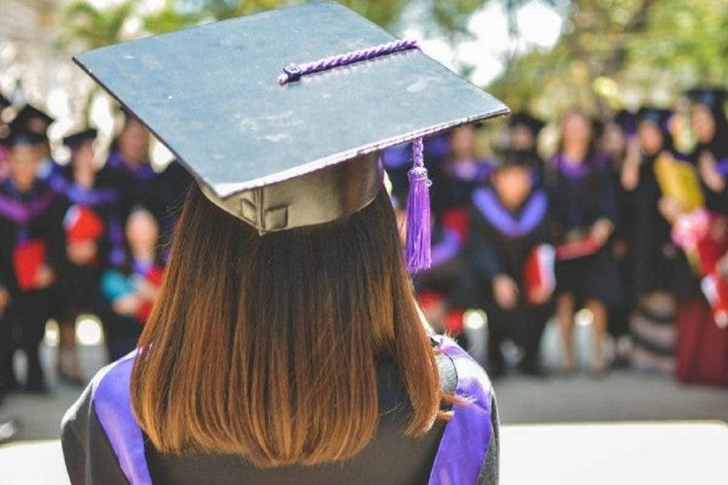 "Выпускник-2020": мать сфотографировала момент, как ее дочь в пижаме получила диплом об окончании университета