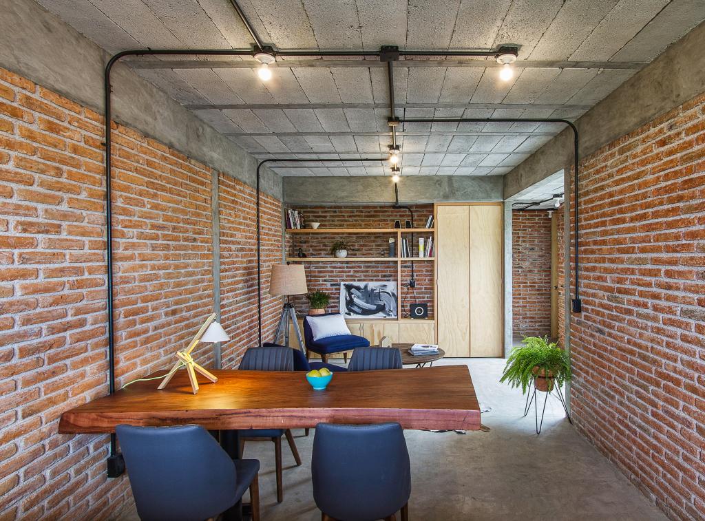 Группа дизайнеров переделала промышленное здание 1980-х годов в Мексике, чтобы превратить его в дом-студию
