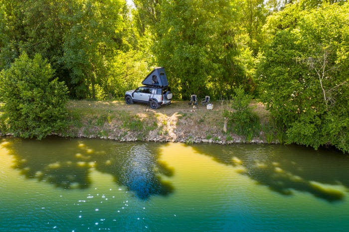 Удобное путешествие с новым Land Rover: внедорожник поставляется с универсальной палаткой на крыше (фото)