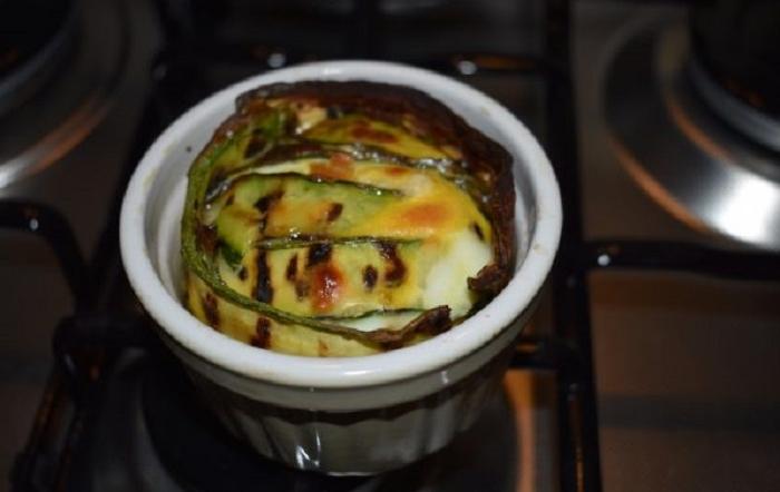 Обжаренные слайсы кабачка, колбасный сыр и яйцо: простой рецепт пирога