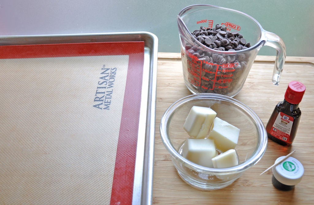 Домашние конфеты с мятой и шоколадной крошкой: подойдут как для подарка, так и для семейного чаепития