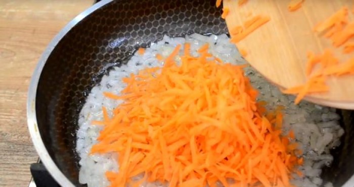 Сезон кабачков наступил: уже второй раз за неделю готовлю рулет с морковью, сыром и луком (рецепт)