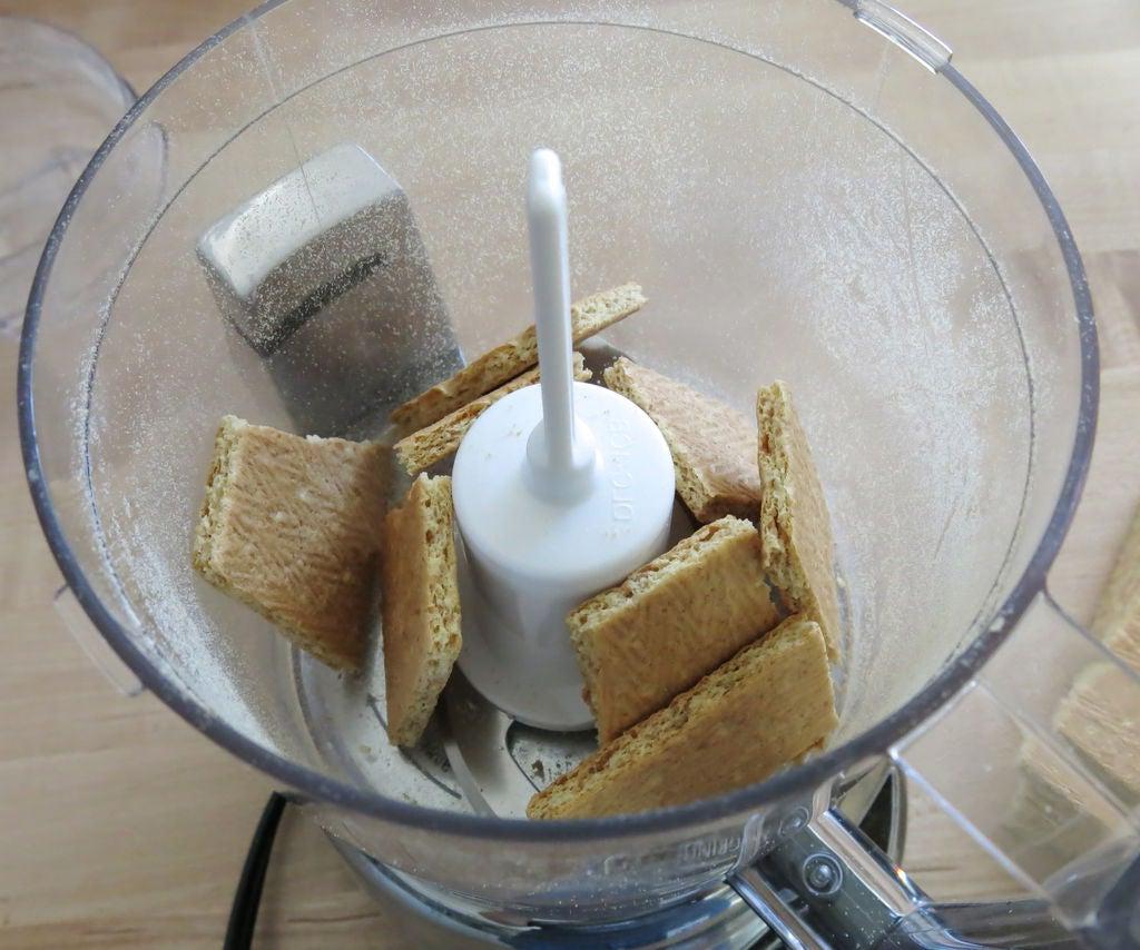 Праздничный пирог на основе брауни: неповторимый вкус десерту придают крекеры и зефир