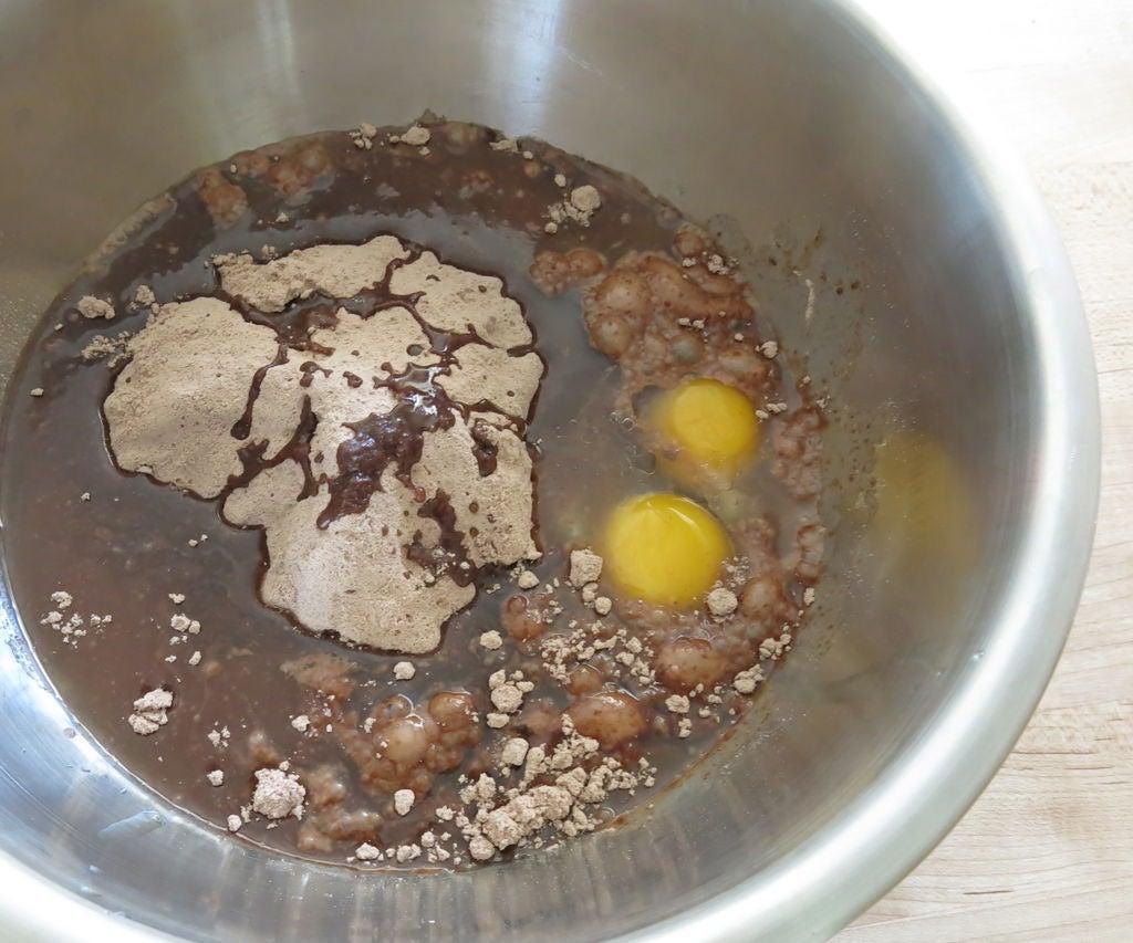 Праздничный пирог на основе брауни: неповторимый вкус десерту придают крекеры и зефир