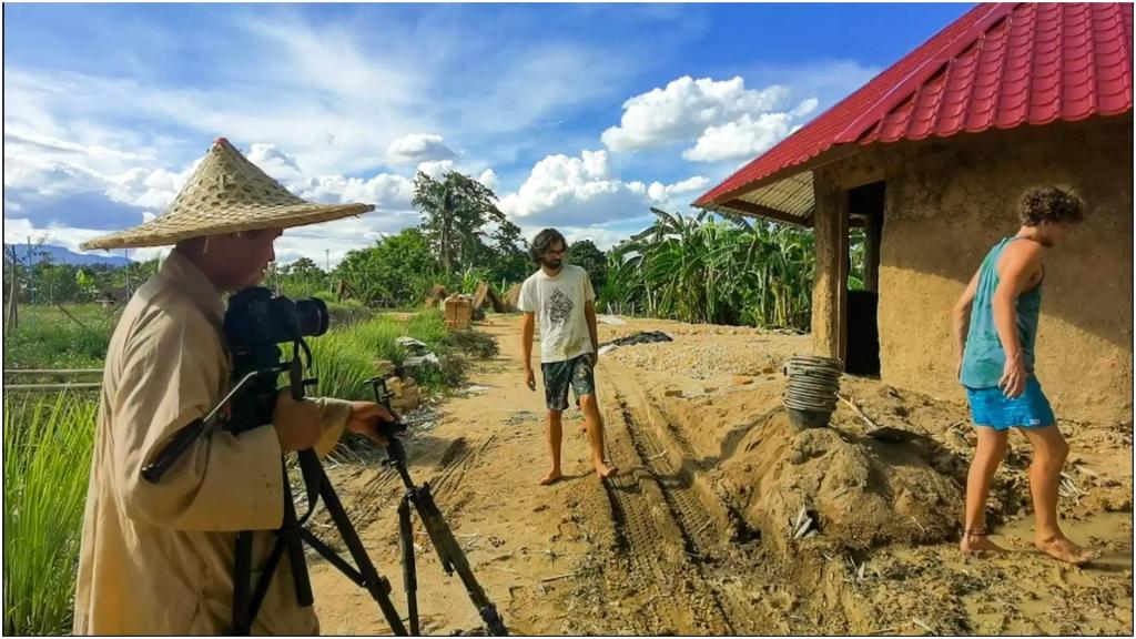 25-летний Никита Прошин "застрял" в Таиланде из-за коронавируса, а теперь помогает строить местным монахам дома
