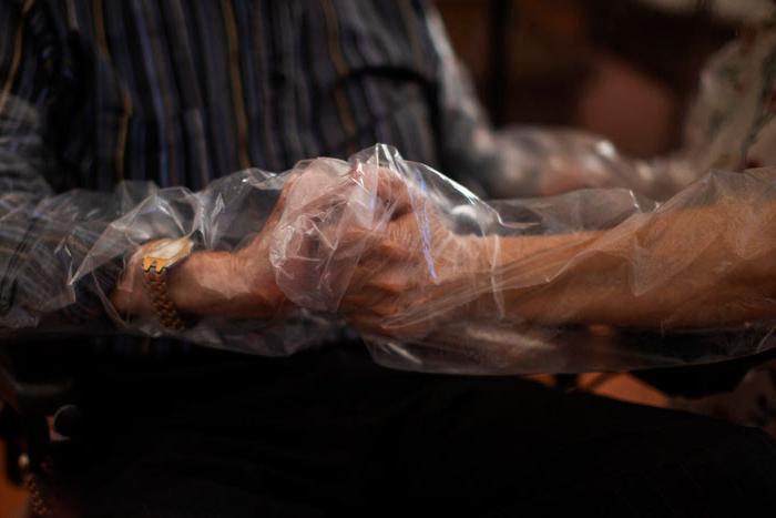 Любовь, завернутая в пластик: как пожилые испанские пары встречаются в условиях жесткого карантина (фото)