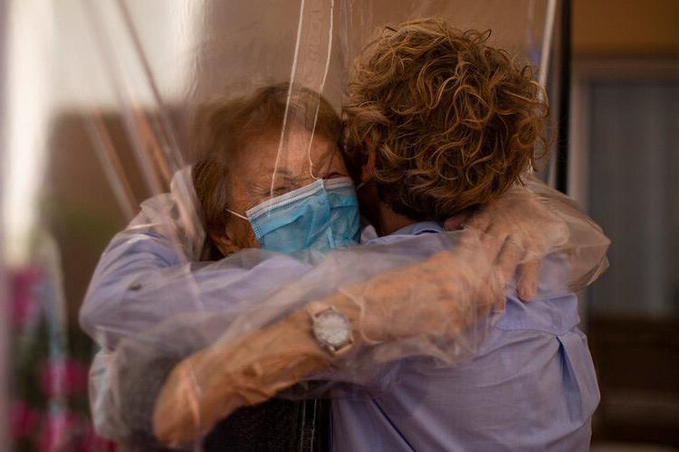 Любовь, завернутая в пластик: как пожилые испанские пары встречаются в условиях жесткого карантина (фото)