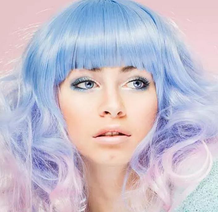 Карантин закончен, можно заняться внешностью. Начните с цвета волос: потрясающие синие и фиолетовые оттенки