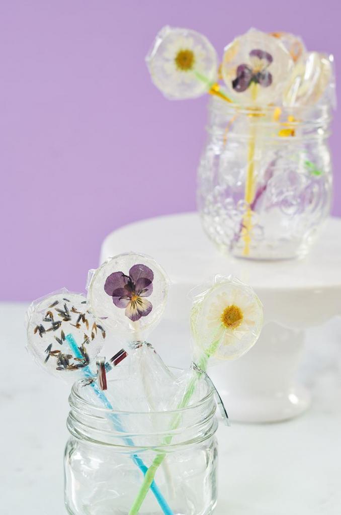Приготовила для детского праздника вкусные леденцы со съедобными цветами внутри: они стали настоящим украшением стола