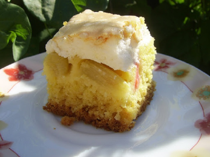 Как же я обожаю пирог с ревенем и безе: он ароматный, с пикантной кислинкой и незабываемым вкусом