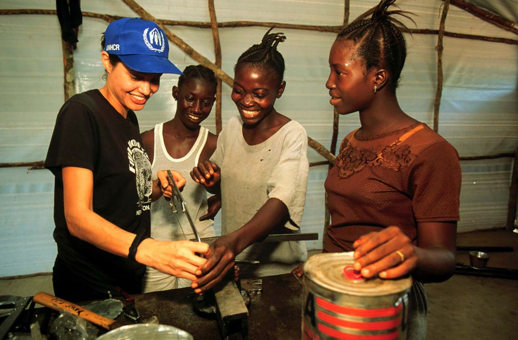 Международный день беженца: Анджелина Джоли рассказала о глобальном миграционном кризисе, детях из бедных стран и влиянии коронавируса на мир
