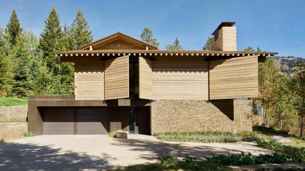 Архитекторы установили большие деревянные ставни на фасаде дома в горной местности, чтобы адаптировать его к меняющимся погодным условиям (фото внутри и снаружи)