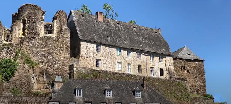Средневековая деревня Сегур-ле-Шато: крепость десятого века по праву считается райским уголком Франции