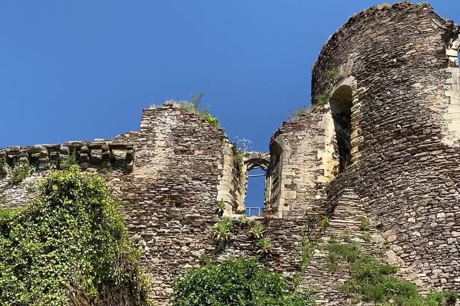 Средневековая деревня Сегур-ле-Шато: крепость десятого века по праву считается райским уголком Франции