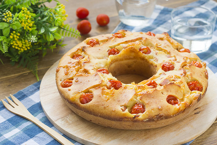 От хозяюшки требуется только 5 минут взбивать тесто, остальное сделает печка: рецепт бублика с ветчиной и сыром, который так популярен в Италии