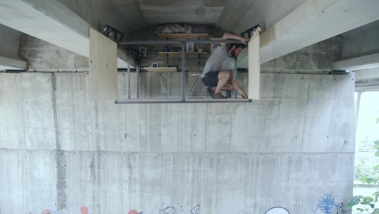 Мужчина построил себе "квартиру" прямо под мостом. Как она выглядит (фото)