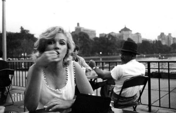 Мэрилин Монро ела хот-доги, но это не мешало ей великолепно выглядеть: редкие фото актрисы во время обеда