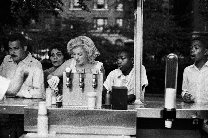 Мэрилин Монро ела хот-доги, но это не мешало ей великолепно выглядеть: редкие фото актрисы во время обеда