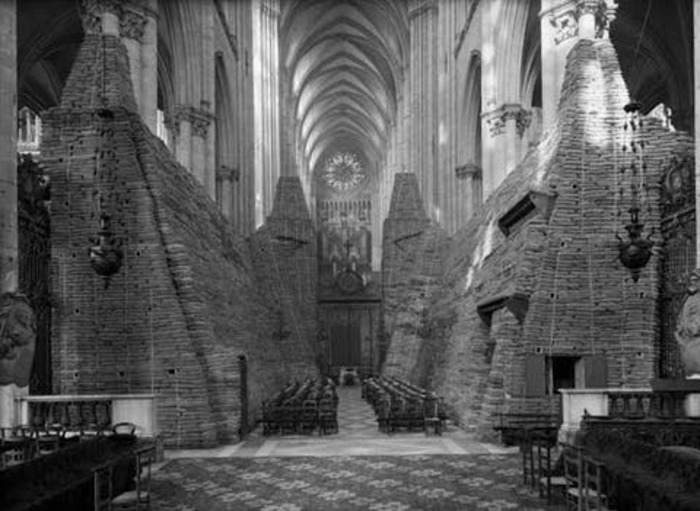 Во время Первой мировой войны собор Нотр-Дам де Пари защищали мешки с песком: редкие архивные фото и история