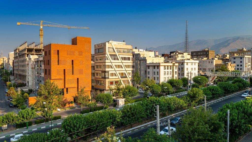 В Иране построили здание из пористого кирпича. Как оно освещается внутри (фото)