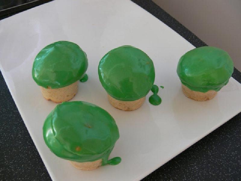 Ванильные маффины в виде зеленых грибочков: детки с радостью полакомятся яркой выпечкой