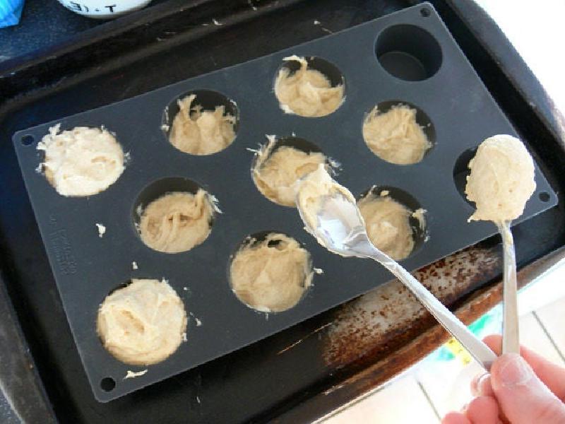 Ванильные маффины в виде зеленых грибочков: детки с радостью полакомятся яркой выпечкой