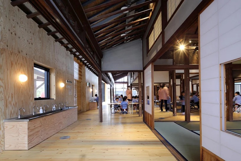 Небольшой японский домик простоял почти 100 лет. Его не стали сносить, а построили на его основе современный детский сад