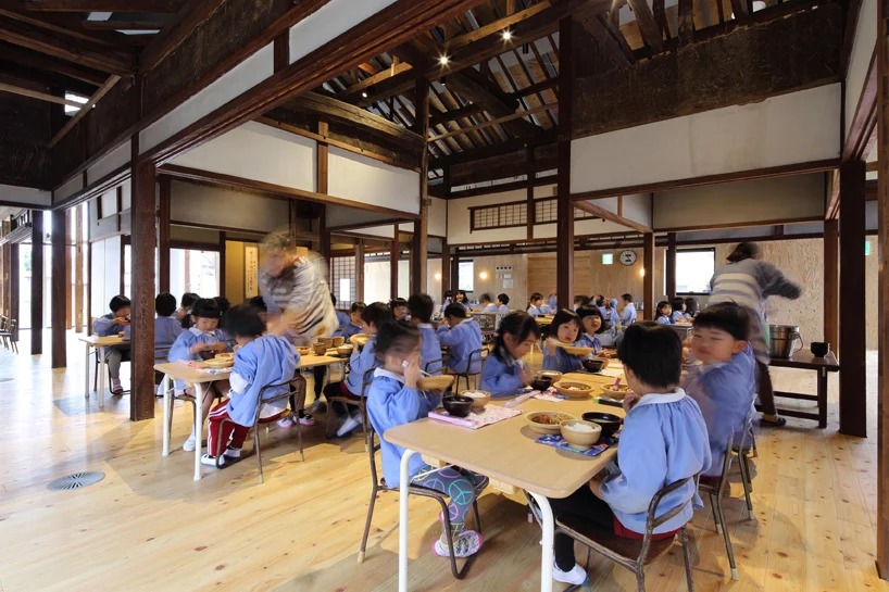 Небольшой японский домик простоял почти 100 лет. Его не стали сносить, а построили на его основе современный детский сад