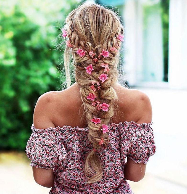 Шведский стилист Эльвира Джонсон поделилась в Instagram идеями причесок с цветами