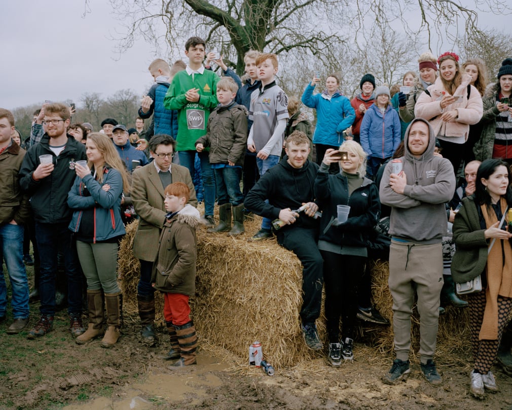Традиционное пение гимна 17-го века и состязание двух деревень: фотограф снимает причудливые британские фестивали и народные увлечения