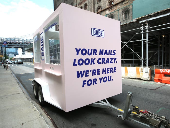 Нью-йоркцам сделали бесплатный маникюр: на улицах появился специально оборудованный грузовик